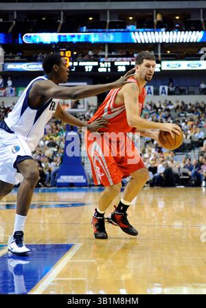 22 octobre 2010 : le centre des Rockets de Houston Brad Miller #52 dans un match de pré-saison de la NBA entre les Rocket de Houston et les Mavericks de Dallas au American Airlines Center de Dallas, TX Dallas a battu Houston 97-96(image crédit : © Albert Pena/Cal Sport Media/ZUMApress.com) Banque D'Images