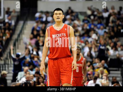 22 octobre 2010 : le centre des Rockets de Houston Yao Ming #11 dans un match de pré-saison de la NBA entre les Rocket de Houston et les Mavericks de Dallas au American Airlines Center de Dallas, TX Dallas a battu Houston 97-96(image crédit : © Albert Pena/Cal Sport Media/ZUMApress.com) Banque D'Images