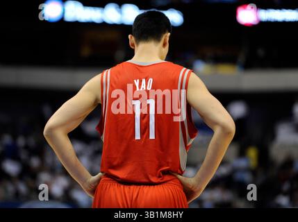 22 octobre 2010 : le centre des Rockets de Houston Yao Ming #11 dans un match de pré-saison de la NBA entre les Rocket de Houston et les Mavericks de Dallas au American Airlines Center de Dallas, TX Dallas a battu Houston 97-96(image crédit : © Albert Pena/Cal Sport Media/ZUMApress.com) Banque D'Images