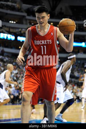 22 octobre 2010 : le centre des Rockets de Houston Yao Ming #11 dans un match de pré-saison de la NBA entre les Rocket de Houston et les Mavericks de Dallas au American Airlines Center de Dallas, TX Dallas a battu Houston 97-96(image crédit : © Albert Pena/Cal Sport Media/ZUMApress.com) Banque D'Images