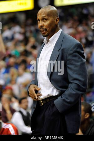 22 octobre 2010 : Elston Turner, entraîneur adjoint des Rockets de Houston, dans un match de pré-saison entre les Rocket de Houston et les Mavericks de Dallas au American Airlines Center de Dallas, Texas Dallas a battu Houston 97-96(image crédit : © Albert Pena/Cal Sport Media/ZUMApress.com) Banque D'Images