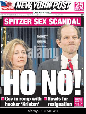 20 octobre 2010 - New York, New York, États-Unis - L'ancien gouverneur de New York, Eliot Spitzer, a été rejeté pour devenir membre du Harvard Club de New York. Spitzer, diplômé en 1984 de la Harvard Law School, aurait été refusé parce que les fonctionnaires du club ne voulaient pas être associés à lui et le scandale de la prostitution qui l'a forcé à démissionner de son poste de gouverneur en 2008. SUR LA PHOTO : dans une scène du documentaire, 'Client 9 : The Rise and Fall of Eliot Spitzer', le gouverneur de New York ELIOT SPITZER et sa femme, Silda, sont présentés sur la couverture du New York Post après qu'il a été exposé en tant que client de Banque D'Images