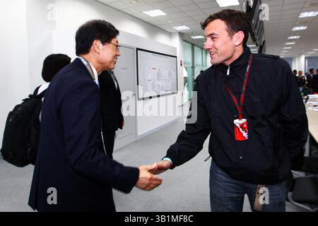 23 octobre 2010 - Kim Hwang-sik (KOR) le premier ministre coréen (Centre) visite Buxton (GBR) Speed TV présentateur dans le centre des médias...Championnat du monde de formule 1, Rd 17, Grand Prix de Corée, jour de la course, circuit international de Corée, Yeongam, Corée du Sud, dimanche 24 octobre 2010.(image crédit : © Sutton Motorsports/ZUMApress.com) Banque D'Images