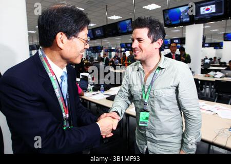 23 octobre 2010 - Kim Hwang-sik (KOR) le premier ministre coréen (Centre) visite le Centre des médias...Championnat du monde de formule 1, Rd 17, Grand Prix de Corée, Journée de la course, circuit international de Corée, Yeongam, Corée du Sud, dimanche 24 octobre 2010.(image crédit : © Sutton Motorsports/ZUMApress.com) Banque D'Images