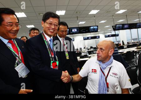23 oct. 2010 - Kim Hwang-sik (KOR) le premier ministre coréen (Centre) rend visite à Peter Nygaard (SWE) dans le centre des médias...Championnat du monde de formule 1, Rd 17, Grand Prix de Corée, Journée de la course, circuit international de Corée, Yeongam, Corée du Sud, dimanche 24 octobre 2010.(image crédit : © Sutton Motorsports/ZUMApress.com) Banque D'Images
