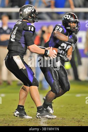 23 octobre 2010 : . Le quarterback de TCU Horned Frogs Andy Dalton #14 en action alors qu'il feint le transfert à TCU Horned Frogs Running Back Matthew Tucker #29.in un match entre Air Force Falcons et TCU Horned Frogs au stade Amon G. carter de Fort Worth, Texas..TCU gagne 38-7..(image de crédit : â© Manny Flores/Cal Sport Media)(image de crédit : © Manny Flores/Cal Sport Media/ZUMApress.com) Banque D'Images