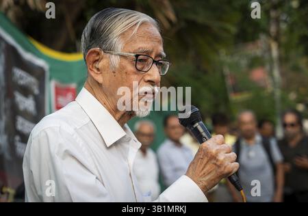 Hiren Gohain, un intellectuel de premier plan du Nord-est de l'Inde, parle alors qu'il proteste contre l'attaque terroriste de Pahalgam à Guwahati, Assam, Inde le 24 avril 20 Banque D'Images