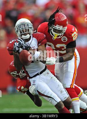 21 novembre 2010 : Safety Kendrick Lewis #23 des Chiefs de Kansas City freine une passe destinée au grand receveur Steve Breaston #15 des Cardinals de l'Arizona pendant le quatrième quart-temps au stade Arrowhead de Kansas City, Missouri. Les chefs ont battu les Cardinaux 31-13.(image crédit : © Peter Aiken/Cal Sport Media/ZUMAPRESS.com) Banque D'Images