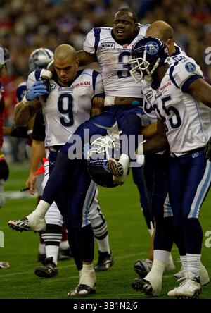 21 novembre 2010 - Montréal, Québec, Canada - MONTRÉAL, QUÉBEC : 21 NOVEMBRE 2010 - les Alouettes de Montréal ont battu les Argonauts de Toronto 48-17 pour remporter la finale de l'est de la LCF au stade olympique de Montréal, le dimanche 21 novembre 2010. Cory Boyd de Toronto est emporté du terrain pendant la 2e mi-temps d'action. (Crédit image : © Dave Sidaway/Postmedia News/ZUMAPRESS.com) Banque D'Images