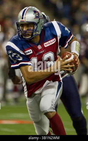 21 novembre 2010 - Montréal, Québec, Canada - MONTRÉAL, QUÉBEC : 21 NOVEMBRE 2010 - les Alouettes de Montréal QB Anthony Calvillo contre les Argonauts de Toronto lors de la 1ère mi-temps au stade olympique de Montréal, le dimanche 21 novembre 2010. (Crédit image : © Dave Sidaway/Postmedia News/ZUMAPRESS.com) Banque D'Images