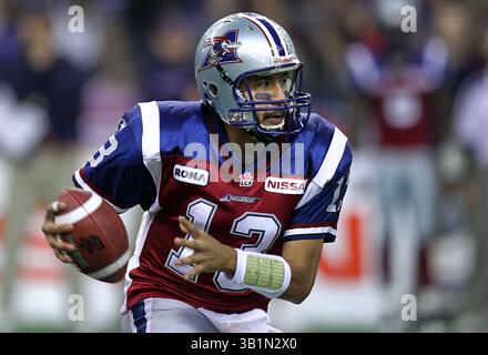21 novembre 2010 - Montréal, QC, Canada - MONTRÉAL, QUÉBEC ; le 21 NOVEMBRE 2010 -- le quarterback des Alouettes de Montréal Anthony Calvillo regarde le terrain lors de la finale de l'est de la Ligue canadienne de football contre les Argonauts de Toronto à Montréal, le 21 novembre 2010. (Crédit image : © John Mahoney/Postmedia News/ZUMAPRESS.com) Banque D'Images