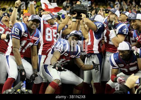 21 novembre 2010 - Canada - MONTRÉAL (QUÉBEC) ; 21 NOVEMBRE 2010 -- les Alouettes de Montréal Jamel Richardson (18 ans) et leurs coéquipiers célèbrent leur victoire de 48-17 sur les Argonauts de Toronto lors de la finale de l'est de la Ligue canadienne de football à Montréal, le 21 novembre 2010. (Crédit image : © Postmedia News/ZUMAPRESS.com) Banque D'Images