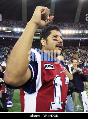 21 novembre 2010 - Montréal, QC, Canada - MONTRÉAL, QUÉBEC ; 21 NOVEMBRE 2010 -- les Alouettes de Montréal Anthony Calvillo célèbrent la victoire de son équipe sur les Argonauts de Toronto lors de la finale de l'est de la Ligue canadienne de football à Montréal, le 21 novembre 2010. (Crédit image : © John Mahoney/Postmedia News/ZUMAPRESS.com) Banque D'Images