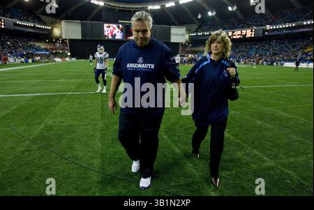 21 novembre 2010 - Montréal, Québec, Canada - MONTRÉAL, QUÉBEC : 21 NOVEMBRE 2010 - les Alouettes de Montréal ont battu les Argonauts de Toronto 48-17 pour remporter la finale de l'est de la LCF au stade olympique de Montréal, le dimanche 21 novembre 2010. L’entraîneur-chef de Toronto JM Barker et sa petite amie Hilda quittent le stade. (Crédit image : © Dave Sidaway/Postmedia News/ZUMAPRESS.com) Banque D'Images