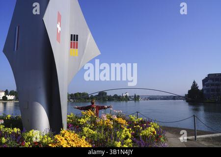 Dreilaendereckmonument dans le port du Rhin de Bâle et Dreilaenderbruecke, un pont piétonnier reliant weil am Rhein en Allemagne à Huningue à Fran Banque D'Images