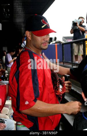 25 AOÛT 2006 - NEW YORK, NEW YORK, ÉTATS-UNIS - I11052BT.LES METS DE NEW YORK PRENNENT L'ENTRAÎNEMENT BATTING AVEC LE MET SHEA STADIUM DE NEW YORK, NEW YORK 08-24-2006. - - 2006.ALBERT PUJOLS(crédit image : © Barry Talesnick/Globe photos/ZUMAPRESS.com) Banque D'Images