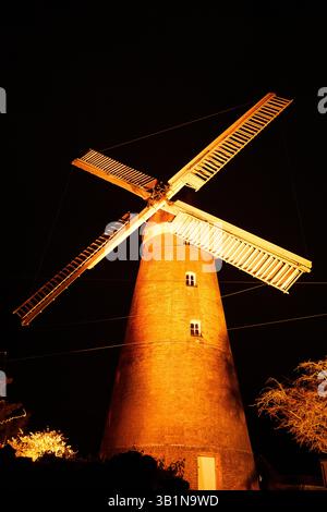 Illuminé la nuit, le moulin à vent historique de Stansted Mountfitchet, Essex, Angleterre, se dresse face à un ciel sombre. Banque D'Images