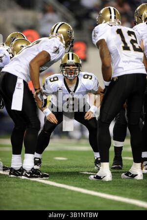 25 novembre 2010 : le quarterback des Saints Drew Brees #9 dans le caucus lors d'un match de football NFL le jour de Thanksgiving entre les Cowboys de Dallas et les Saints de la Nouvelle-Orléans au Cowboys Stadium d'Arlington, TX la Nouvelle-Orléans a battu Dallas 30-27(crédit image : © Albert Pena/Cal Sport Media/ZUMAPRESS.com) Banque D'Images