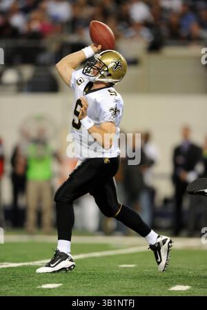 25 novembre 2010 : le quarterback des Saints Drew Brees #9 revient pour passer lors d'un match de football NFL le jour de Thanksgiving entre les Cowboys de Dallas et les Saints de la Nouvelle-Orléans au Cowboys Stadium d'Arlington, TX la Nouvelle-Orléans a battu Dallas 30-27(crédit image : © Albert Pena/Cal Sport Media/ZUMAPRESS.com) Banque D'Images