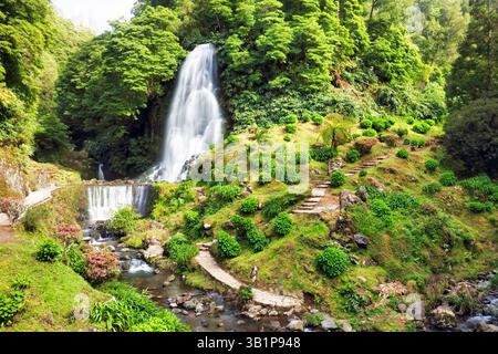 Cascade à Ribeira dos Caldeirões dans le Nordeste avec des touristes, île de Sao Miguel dans les Açores. Banque D'Images