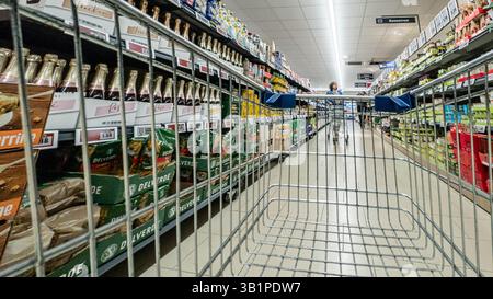 Hambourg, Allemagne. 23 avril 2025. Vue des étagères dans un supermarché discount. Crédit : Markus Scholz/dpa/Alamy Live News Banque D'Images