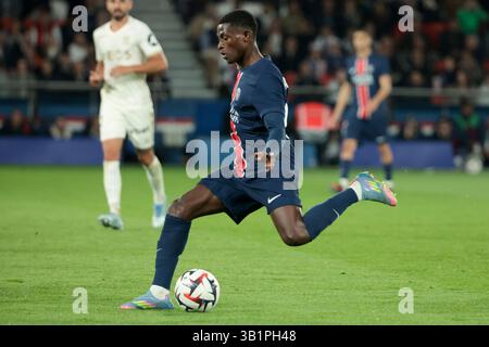 Paris, France. 25 avril 2025. Nuno Mendes du PSG lors du match de championnat de France de Ligue 1 entre le Paris Saint-Germain (PSG) et l'OGC Nice (OGCN) le 25 avril 2025 au stade Parc des Princes à Paris, France - photo Jean Catuffe/DPPI crédit : DPPI Media/Alamy Live News Banque D'Images