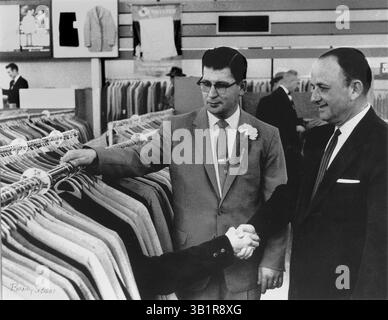 21 mars 1957 - Memphis, TN, États-Unis - lors de l'ouverture d'un nouveau magasin Robert Hall au 4751 Summer Avenue à Memphis, un costume de taille 39 aide à se vendre. Un caméraman de télévision (Roy Dixon de Chanel 3) a fourni le bras venant de la combinaison. David Temple, gérant du magasin, pensait qu'il montrait juste un costume à A. Simon de 1373 Faxon. Robert Hall a également ouvert un magasin au 2824 Lamar le même jour. La photo a été prise le 21 mars 57 et parue dans le journal le lendemain, 22 mars 57. La photographie a été réimprimée en pleine page dans Life Magazine. (Crédit image : © The commercial Appeal/ZUMApress.com) Banque D'Images