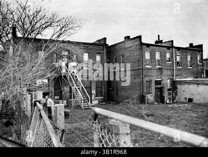 4 avril 1968 - Memphis, TN, États-Unis - James Earl Ray est soupçonné d'avoir tiré le coup de feu qui a tué le Dr Martin Luther King Jr. depuis une fenêtre de salle de bain (quatrième fenêtre à partir de la droite) à l'arrière d'une maison de chambres South main à Memphis le 4 avril 1968. Dr King a été abattu à 18 h 01 alors qu'il se tenait sur le balcon à l'extérieur de sa chambre au Lorraine Motel, à une distance d'environ 207 pieds. Le fusil a été trouvé dans la porte avant de la Canipe Amusement Company, 424 South main, qui était dans le bâtiment à gauche. La maison de chambres du deuxième étage, située aux 418 1/2 et 422 1/2, comprenait 16 unités reliées par une passerelle Banque D'Images