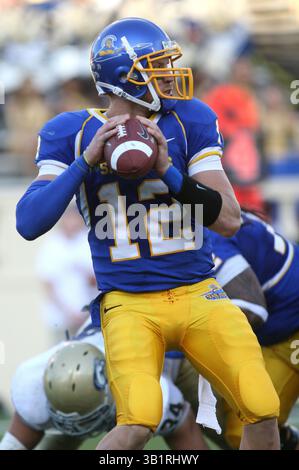 02 octobre 2010 : le quarterback #12 Jordan la Secla de San Jose en action lors du match de football de la NCAA entre les Spartans de San Jose et les Aggies de l'UC Davis. UC Davis bat San Jose State 14-13. San Jose, Californie. (Crédit image : © David Godinez/Cal Sport Media/ZUMApress.com) Banque D'Images