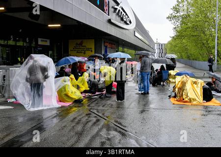 Deutschland, Baden-Wuerttemberg, Stuttgart 26.04.2025, Deutschland, GER, Baden-Wuerttemberg, Stuttgart, im Bild Themenbild, Stadtansichten, Porsche Arena, Konzert, Anstellen, Warten, Besucher, Menschen, Regen, Feature, Symbolbild Baden-Wuerttemberg *** Allemagne, Baden Wuerttemberg, Stuttgart 26 04 2025, Allemagne, GER, Baden Wuerttemberg, Stuttgart, dans l'image de thème d'image, vues de la ville, Porsche Arena, concert, file d'attente, attente, visiteurs, gens, pluie, caractéristique, image symbole Baden Wuerttemberg Deutschland, Baden-Wuerttemberg, Stuttgart, 26.04.2025-12 Banque D'Images