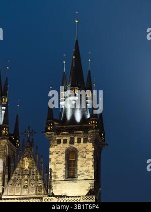Chutes nocturnes au-dessus de la Tour médiévale à Prague Banque D'Images