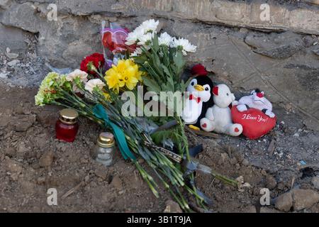 Kiev, Ukraine. 25 avril 2025. Des fleurs et des jouets en peluche marquent l'emplacement du bâtiment résidentiel détruit à la suite de l'attaque massive russe, le 25 avril 2025 à Kiev, en Ukraine. L'attaque au missile balistique du 24 avril a frappé une zone résidentielle tuant 12 personnes et en blessant 90. Crédit : Présidence ukrainienne/Bureau de presse présidentiel ukrainien/Alamy Live News Banque D'Images