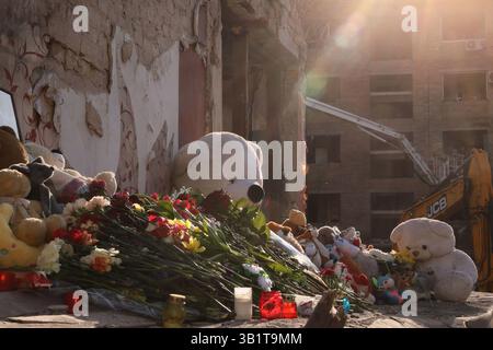 Kiev, Ukraine. 25 avril 2025. Des fleurs et des jouets en peluche marquent l'emplacement du bâtiment résidentiel détruit à la suite de l'attaque massive russe, le 25 avril 2025 à Kiev, en Ukraine. L'attaque au missile balistique du 24 avril a frappé une zone résidentielle tuant 12 personnes et en blessant 90. Crédit : Présidence ukrainienne/Bureau de presse présidentiel ukrainien/Alamy Live News Banque D'Images