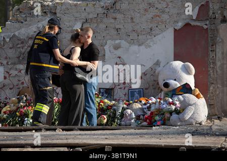 Kiev, Ukraine. 25 avril 2025. Un jeune couple s’embrasse sur le site du bâtiment résidentiel détruit à la suite de l’attaque massive russe, le 25 avril 2025 à Kiev, en Ukraine. L'attaque au missile balistique du 24 avril a frappé une zone résidentielle tuant 12 personnes et en blessant 90. Crédit : Présidence ukrainienne/Bureau de presse présidentiel ukrainien/Alamy Live News Banque D'Images