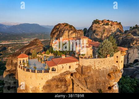 Le monastère Saint de Varlaam, site du patrimoine UNESCO des Météores, à Météores dans la région de Trikala en été, Grèce. Le monastère Saint de Varlaam est le sec Banque D'Images