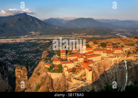 Monastère de Megalo Meteoro ou Grand Météoron, site du patrimoine UNESCO des Météores, aux Météores dans la région de Trikala en été, Grèce. Le monastère de Grand M Banque D'Images