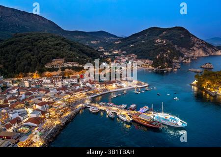 Vue paroramique aérienne du port de Parga avec des maisons pittoresques typiques, la côte ionienne, l'Épire, le nord de la Grèce Parga est une ville et une municipalité située dans Banque D'Images