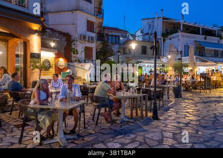 Restaurants dans la promenade du port de Parga, Épire, Grèce septentrionale Parga est une ville et municipalité située dans la partie nord-ouest de la région Banque D'Images