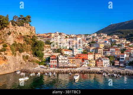 Vue paroramique aérienne de Parga avec des maisons pittoresques typiques, côte ionienne, Épire, Grèce septentrionale Parga est une ville et une municipalité située dans le Nor Banque D'Images