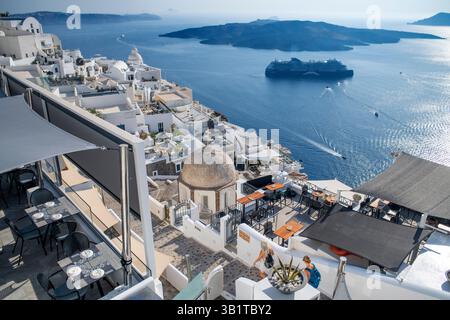 Fira et Celebrety bateau de croisière, Fira, Santorini (Thira), Cyclades, Grèce Santorin, officiellement Thira ou Thera, est une île grecque dans le sud de l'AEG Banque D'Images