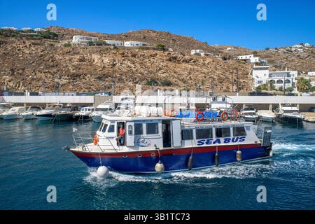 Bus maritime Mykonos, dans et autour de la capitale grecque touristique de Mykonos (Chora) sur l'île grecque de Mykonos (l'île des vents). Partie du Banque D'Images