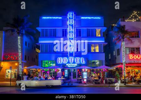 Le Colony Hotel Building sur Ocean Drive dans le quartier Art déco la nuit, des néons à Miami Beach, en Floride Banque D'Images