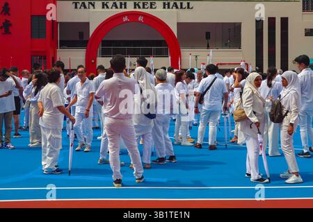 Singapour 2025 avr23 - jour de la nomination aux élections générales. Les partisans du PAP se rassemblent à l'école de Chongfu, dans l'attente de l'annonce officielle de la contestation de cand Banque D'Images