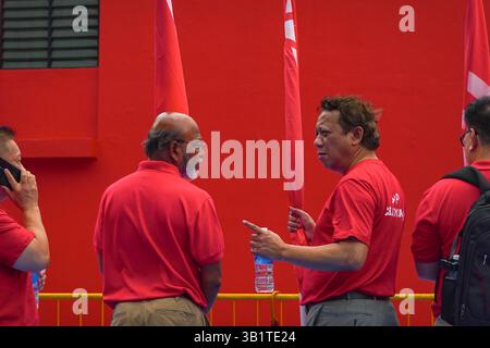 Singapour 2025 avr23 - jour de la nomination aux élections générales. Les partisans du SDP discutent sur le terrain à l'école de Chongfu en attendant le retour Banque D'Images