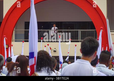 Singapour 2025 avr23 - le directeur du scrutin annonce les noms des candidats en lice à l’école de Chongfu le jour de la nomination pendant le E général de Singapour Banque D'Images