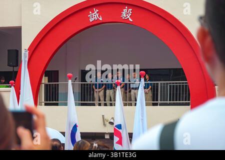 Singapour 2025 avr23 - le parti d'opposition Red Dot United (RDU) s'adresse à la foule au centre de nomination de l'école Chongfu, le jour de la nomination à Singapour Banque D'Images