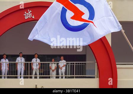 Singapour 2025 avr23 - jour de la nomination aux élections générales. Les partisans du PAP arborant des drapeaux se rassemblent à l'école de Chongfu comme le candidat du parti ONG Ye Kung, composé de 5 membres Banque D'Images