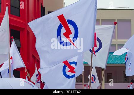 Singapour 2025 avr 23 - drapeaux du parti People's action Party (PAP) agitant sur fond de centre de nomination de l'école de Chongfu le jour de la nomination pendant si Banque D'Images