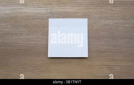 Autocollants blancs collés sur la table en bois Banque D'Images