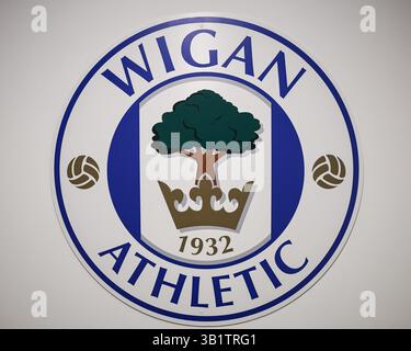 Wigan, Royaume-Uni. 26 avril 2025. Badge Wigan Athletic sur le mur lors du match Sky Bet League 1 Wigan Athletic vs Blackpool au Brick Community Stadium, Wigan, Royaume-Uni, le 26 avril 2025 (photo Mark Cosgrove/News images) à Wigan, Royaume-Uni le 26/04/2025. (Photo de Mark Cosgrove/News images/SIPA USA) crédit : SIPA USA/Alamy Live News Banque D'Images